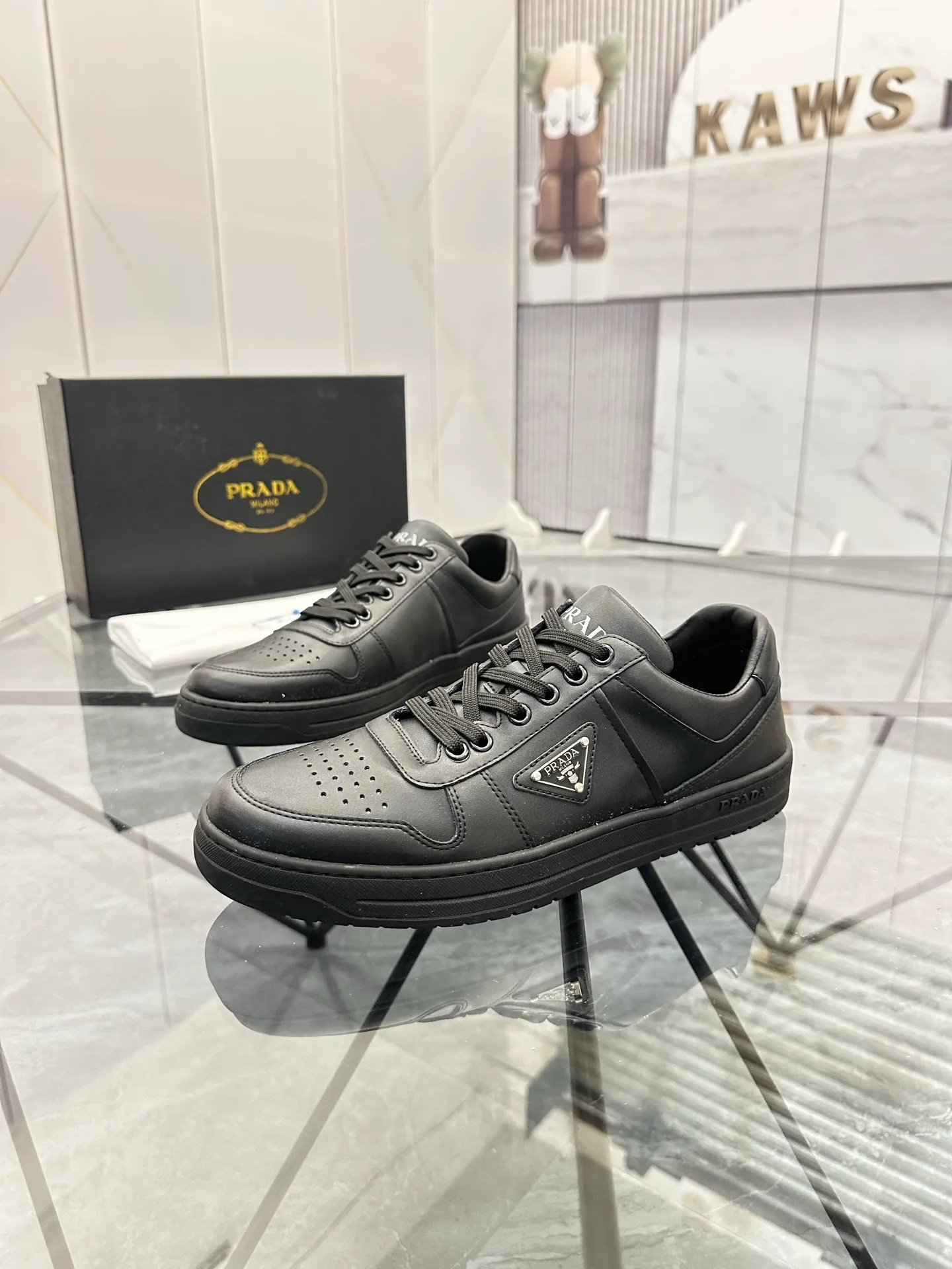 Men's shoes: 💰P400¥ Product trademark: Prada *"Prada*" low-top casual shoes Regular size: 38-44 (can be customized to 45) Product materials: imported cowhide upper, sheepskin lining, original outsole. Number: 020